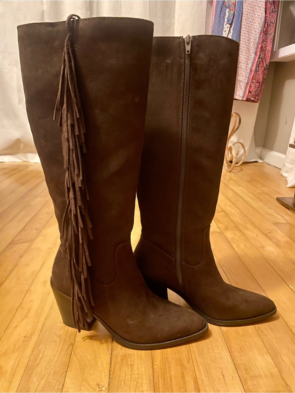 Size 7 chocolate brown faux suede knee high fringe boots w/cowboy-style heel